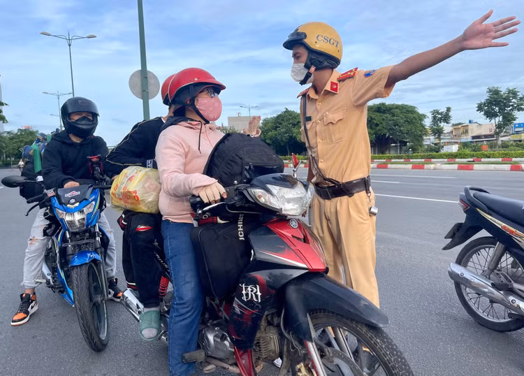 Người dân về quê được CSGT hướng dẫn quay trở lại khu trọ bởi TP.HCM đang thực hiện giãn cách xã hội /// Ảnh: Vũ Phượng