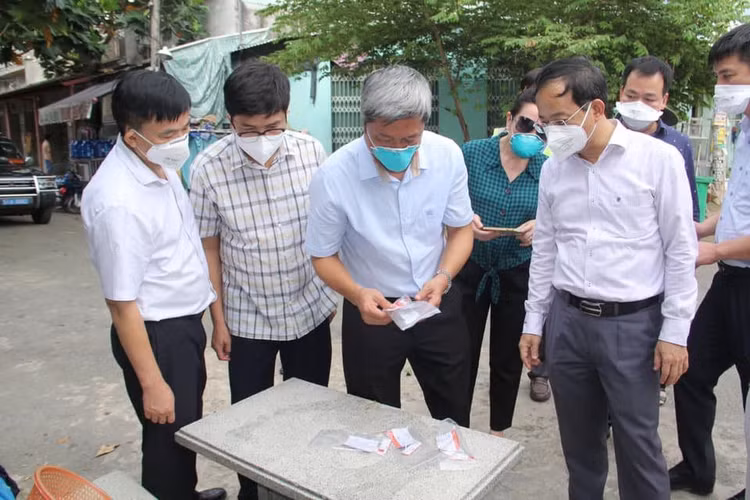 “Bộ Y tế luôn cố gắng hài hoà mọi quyền lợi của anh em để đạt được mục tiêu thiêng liêng là vượt qua đại dịch”, Thứ trưởng Bộ Y tế Nguyễn Trường Sơn khẳng định.