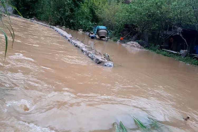 Mưa lớn suốt 24 giờ gây ngập lụt ở huyện cao nhất Nghệ An - 6