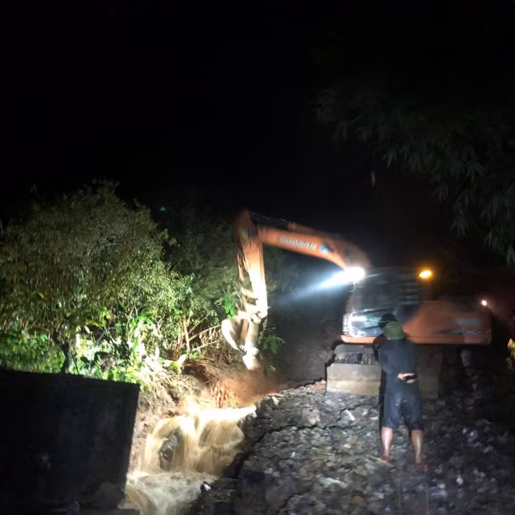 Mưa lớn suốt 24 giờ gây ngập lụt ở huyện cao nhất Nghệ An - 4