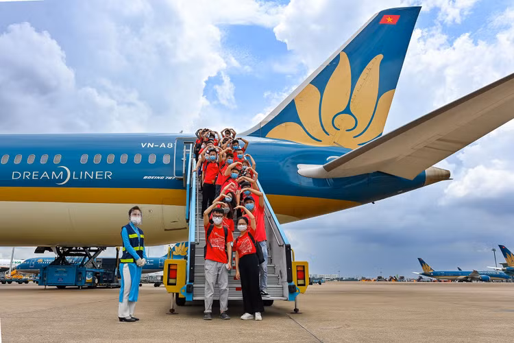 Sinh vien Dai hoc Y Ha Noi chi vien Binh Duong anh 9