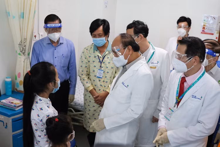 chu-tich-nuoc-nguyen-xuan-phuc-tham-bv-nd-tp.jpg