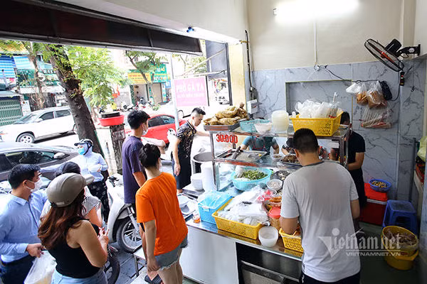 Hà Nội cho phép bán hàng mang về tại một số nơi