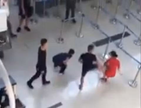 Nam thanh niên đạp ngã nhân viên hàng không (Ảnh: Cắt từ Clip)
