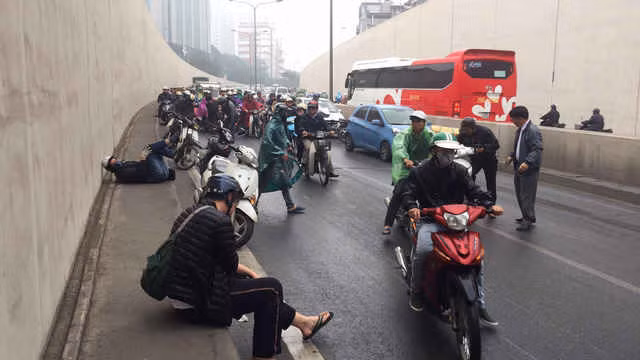 Nhiều người bị ngã rất đau nhưng không thấy có lực lượng nào hỗ trợ.