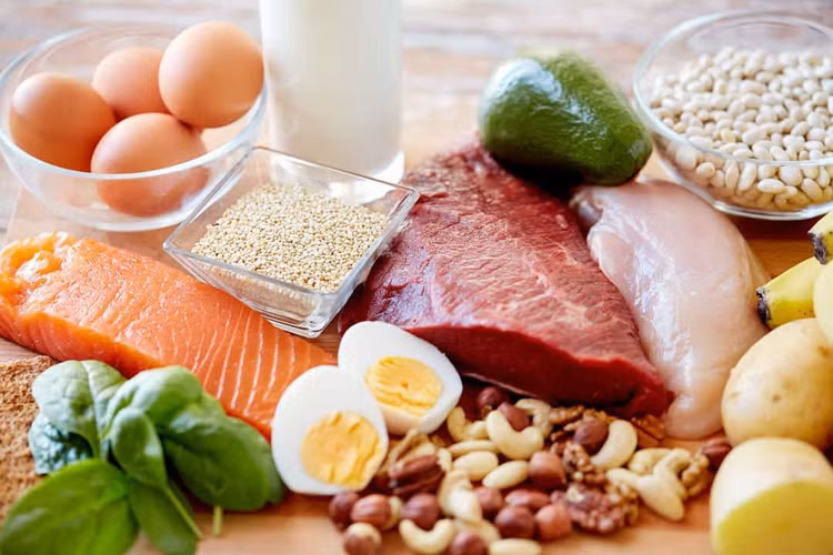 Nên ăn đa dạng, đủ các nhóm thực phẩm mỗi ngày để cung cấp đủ chất dinh dưỡng.