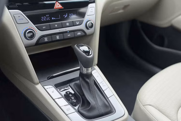 /Uploaded/khds.1cdn.vn/2018/09/16/hyundai-elantra-khoe-sac-do-truoc-them-giang-sinh-7.jpg