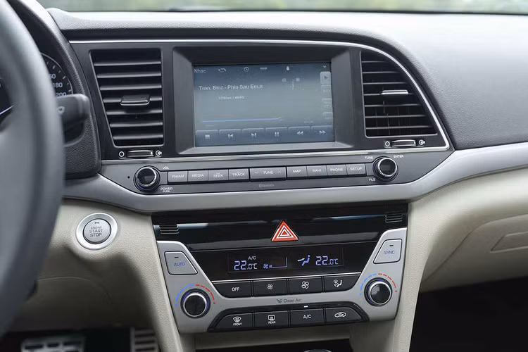 /Uploaded/khds.1cdn.vn/2018/09/16/hyundai-elantra-khoe-sac-do-truoc-them-giang-sinh-5.jpg