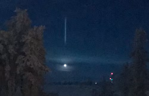 Vật thể nghi UFO và cột sáng vàng bí ẩn ở Canada ảnh 1