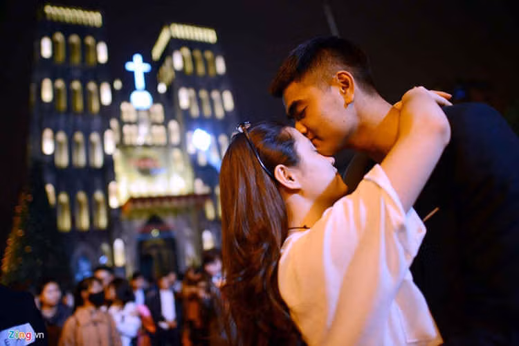 /Uploaded/khds.1cdn.vn/2018/09/16/5-dia-diem-don-giang-sinh-cuc-lang-man-o-ha-noi-1.jpg