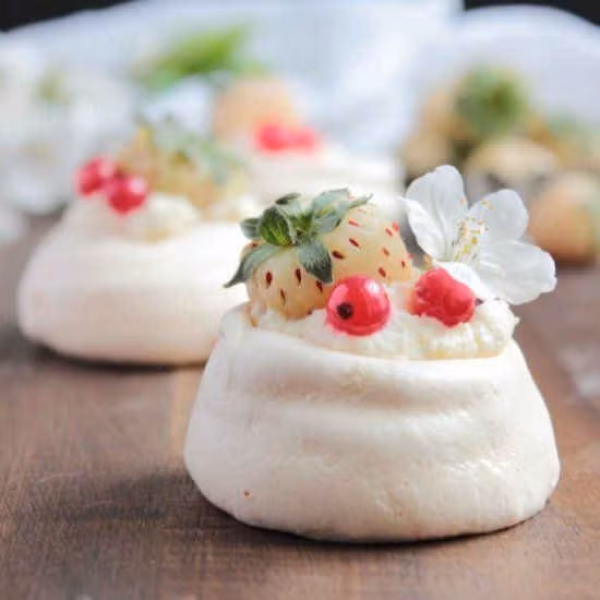 Bánh kem phủ dâu trắng