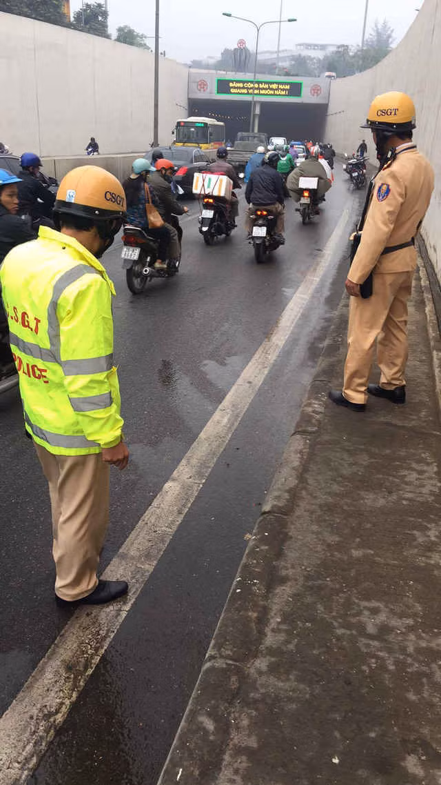 CSGT cho biết phía đường bộ đã nhận được tin báo đường trơn trượt từ hôm qua, sáng nay đã cho quét nhưng không ăn thua.