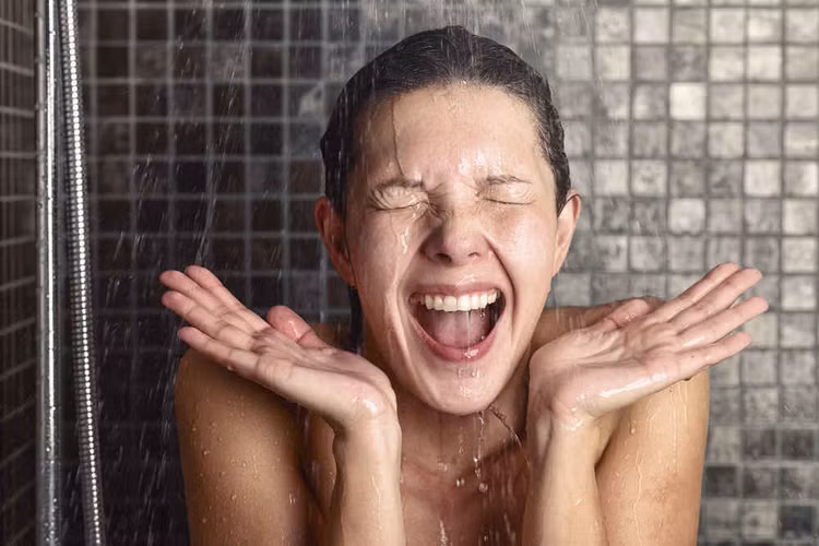 Tắm nước lạnh chống được bách bệnh? ảnh 1
