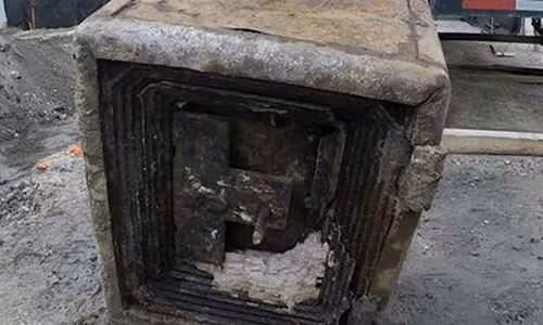 két sắt cổ