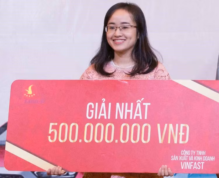 /Uploaded/khds.1cdn.vn/2018/09/16/vinfast-trao-nua-ty-dong-cho-nguoi-thang-binh-chon-xe-yeu-1.jpg