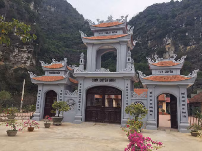 Chùa Duyên Ninh nằm ở làng cổ Chi Phong, xã Trường Yên, huyện Hoa Lư, Ninh Bình.