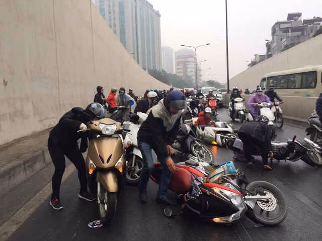 Hàng loạt xe máy ngã liên hoàn tại hầm chui Kim Liên ảnh 4
