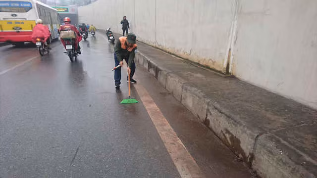 Quét sạch lớp rêu gây trơn trượt trên mặt đường.