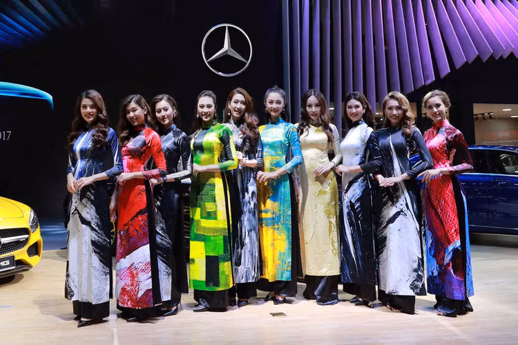/Uploaded/khds.1cdn.vn/2018/09/16/dan-mau-ao-dai-toa-sang-cung-ngoi-sao-ba-canh1.jpg