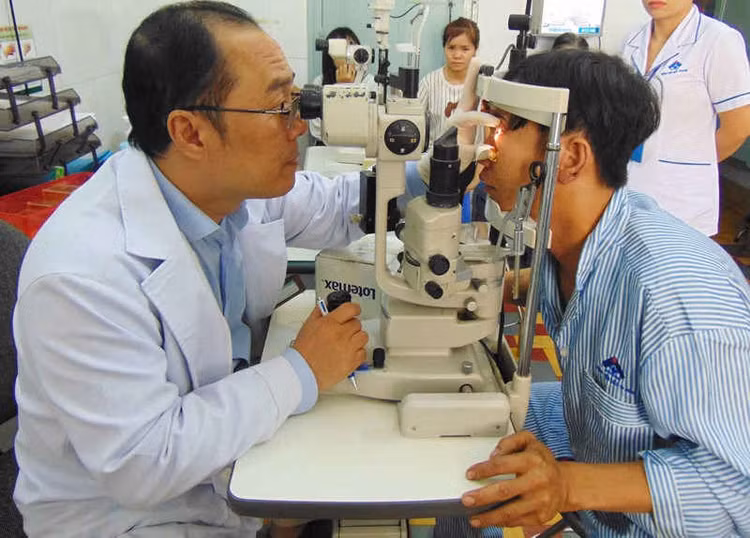 Bỏng mắt khi đang sửa bình ắc quy giúp hàng xóm ảnh 1