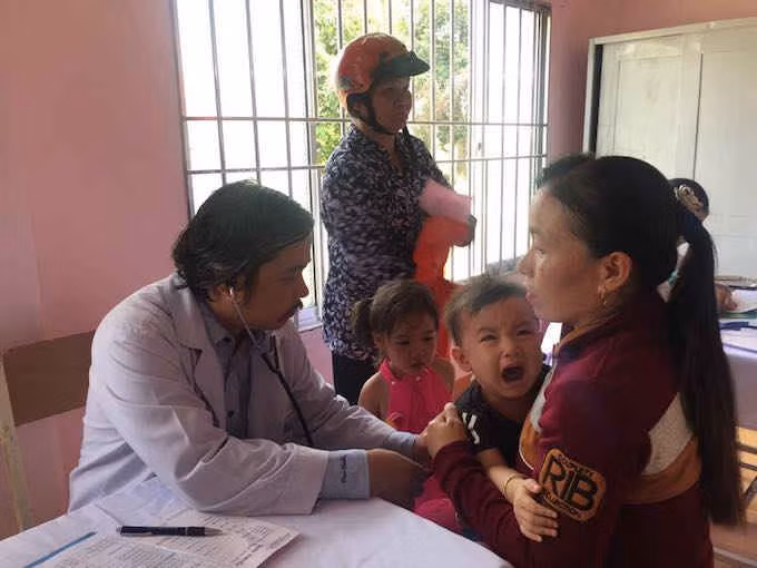 ThS.BS Nguyễn Thanh Hải - Trưởng Phòng Công tác Xã Hội, BV Nhi Đồng 2 đang khám cho trẻ em xã Mỹ Thạnh Đông, huyện Đức Huệ, tỉnh Long An.