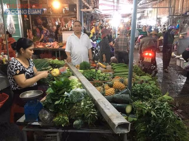 Thanh sắt 3,5m xuyên thủng mái khi chợ đang họp ảnh 1
