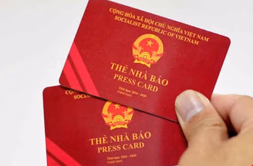 /Uploaded/khds.1cdn.vn/2018/09/16/the-dang-vien-the-nha-bao-van-lam-duoc-thu-tuc-di-may-bay1.jpg