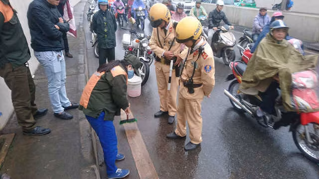 Hàng loạt xe máy ngã liên hoàn tại hầm chui Kim Liên ảnh 22