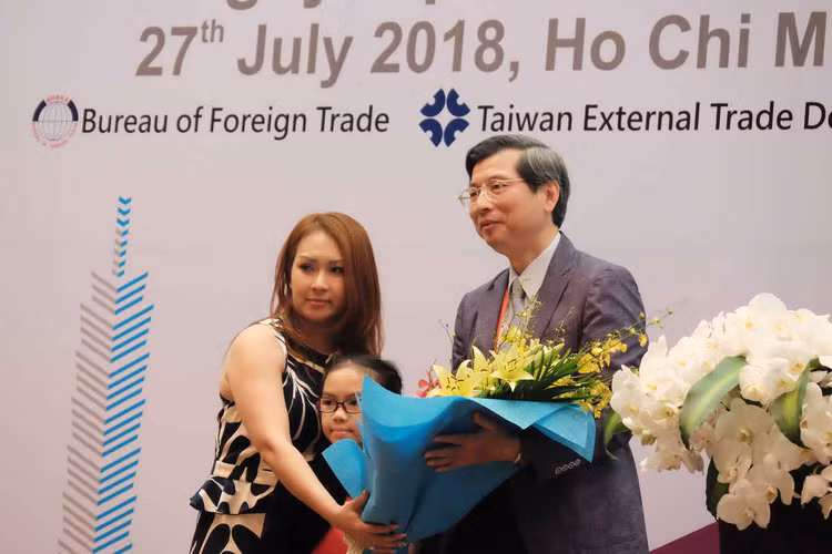 Giáo sư Jui-Hen Hu - Khoa phẫu thuật của Bệnh viện Đại học Quốc gia Đài Loan và gia đình em bé người Việt được ghép gan.