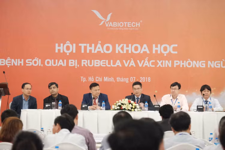 Đại diện Viện Pasteur TPHCM, Viện Huyết thanh Ấn Độ, VABIOTECH và nhà phân phối miền Nam - Công ty CP Vắc xin và sinh phẩm Nam Hưng Việt đang trả lời các thắc mắc của đại biểu tham dự hội nghị.