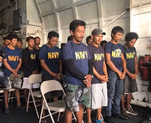 Nhóm ngư dân Philippines sau khi được tàu hải quân đón hôm 13/6. Ảnh: Rappler.