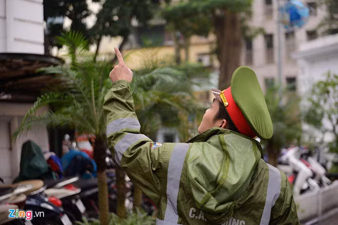Xe quan su trien khai o Ha Noi don doan ong Kim Jong Un hinh anh 1
