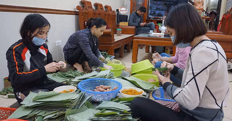 Công nhân gói nem chỉ làm cầm chừng buổi sáng. Ảnh: Lê Hoàng.