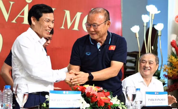 Ong Park ngai ngung khi duoc Bo truong moi len san khau hinh anh 7 bo_truong_u23_vietnam_9_zing.jpg