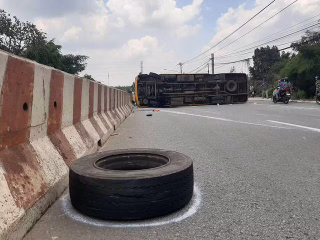 Xe khách lật trên quốc lộ, hàng chục người nháo nhào đập kính thoát thân - Ảnh 2. Xe khách lật trên quốc lộ, hàng chục người nháo nhào đập kính thoát thân - Ảnh 2.