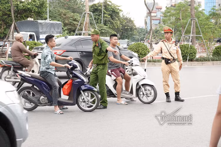 Vội vã quặt xe chạy trốn cảnh sát 141, cô gái nổi nhất phố Hà Nội