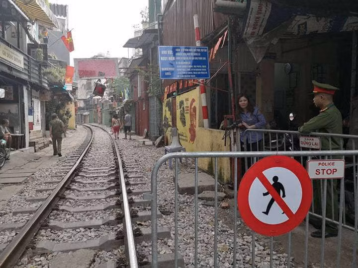 'Ngoại bất nhập', đóng cửa cà phê đường tàu từ sáng nay