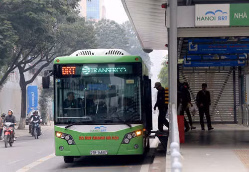 Xe buýt nhanh ở Hà Nội chạy trên làn đường riêng. Ảnh: Bá Đô