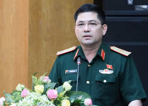 Tư lệnh quân khu thủ đô Trần Hồng Thái thông tin nội dung dự kiến kỳ họp thứ 7. Ảnh: Võ Hải.