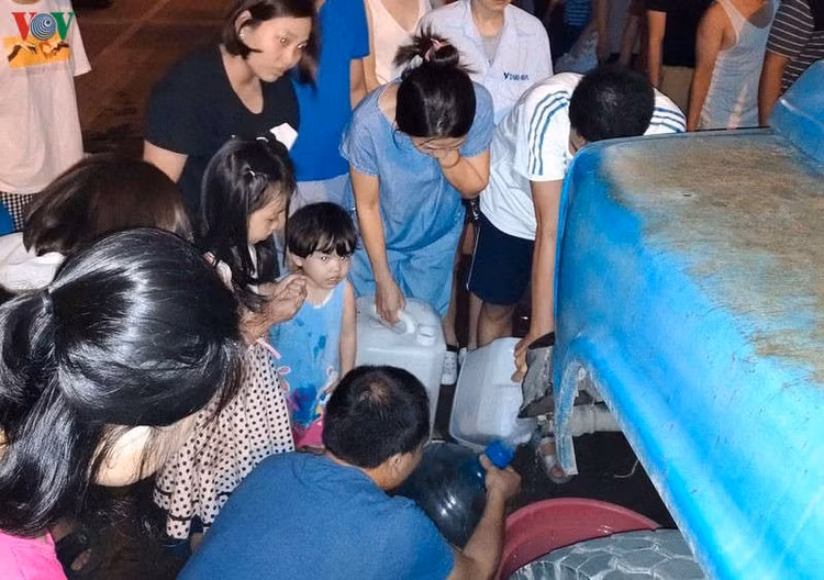 nuoc sinh hoat boc mui o ha noi: dung de dan them lo lang, bat an! hinh 2