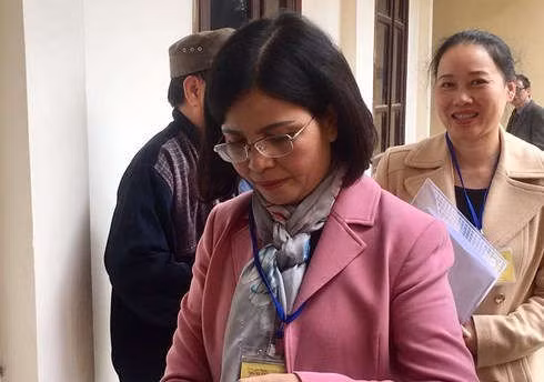 Bà Bùi Thị Thu Hằng, Phó Giám đốc Sở Y tế tỉnh Hòa Bình, tiếp tục có mặt tại Tòa.