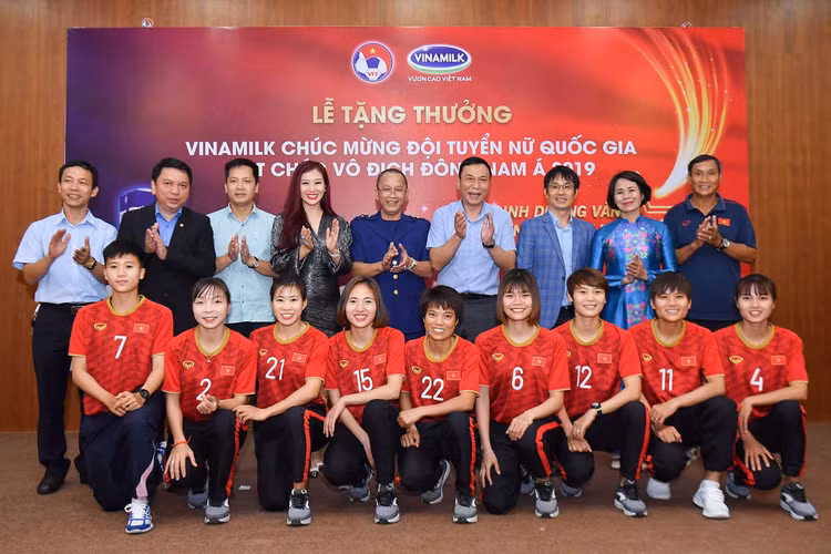 Các đại biểu dự lễ trao thưởng chúc mừng Đội tuyển Bóng đá nữ Quốc gia vô địch Đông Nam Á 2019.