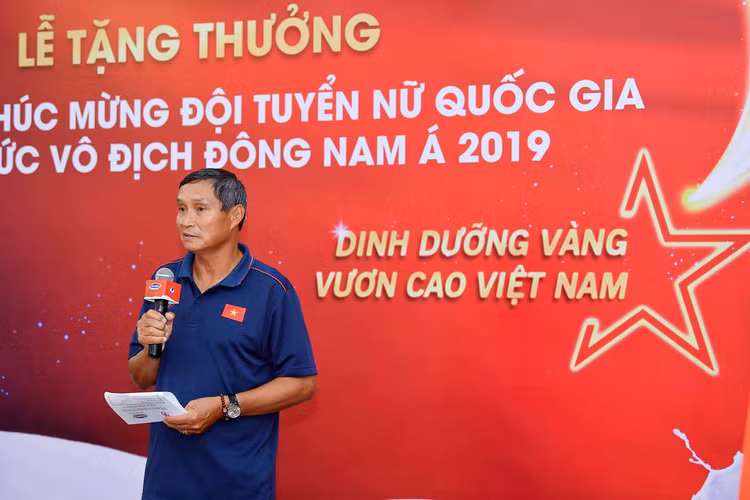 HLV trưởng Mai Đức Chung phát biểu cảm ơn và thay mặt đội tuyển thể hiện quyết tâm sẽ thi đấu hết mình vì màu cờ sắc áo, đáp lại sự tin tưởng của người hâm mộ nước nhà.