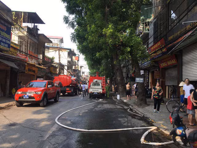 Cháy lớn cửa hàng trên đường La Thành, nhiều người nhảy xuống thoát thân - Ảnh 4.