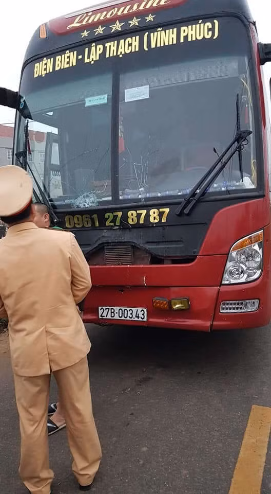 Xe khách đâm đoàn người đưa tang ở Vĩnh Phúc, 7 người chết
