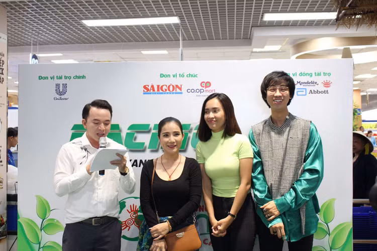 Các đại sứ chương trình: Diễn viên Cát Tường, Ca sĩ Ái Phương VÀ diễn viên Hải Triều đang nghe thể lệ cuộc thi.