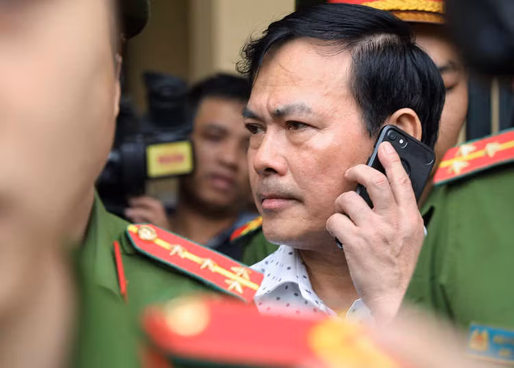 Nguyễn Hữu Linh sau phiên xử. Ảnh: Hữu Khoa.