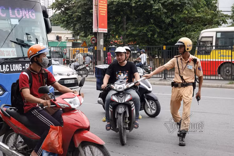 Vội vã quặt xe chạy trốn cảnh sát 141, cô gái nổi nhất phố Hà Nội