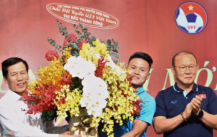 Ong Park ngai ngung khi duoc Bo truong moi len san khau hinh anh 5 bo_truong_u23_vietnam_8_zing.jpg
