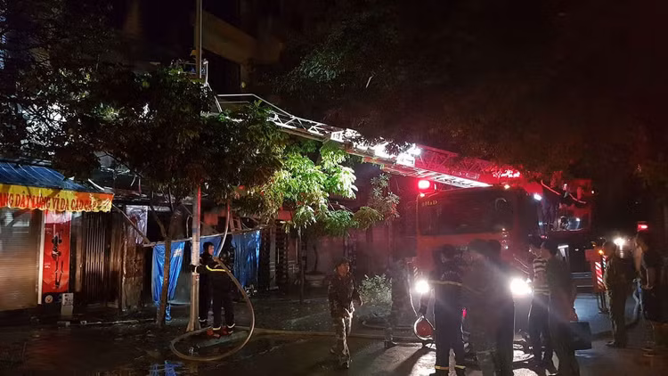 Đêm Trung thu 2 nhà ở Hà Nội cháy rừng rực, giải cứu 4 người